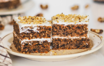 Фитнес-рецепт: бархатный морковный торт с грецкими орехами и ванильным кремом