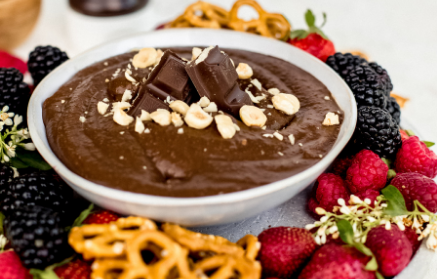 Фитнес-Рецепт: Шоколадный хумус со свежими фруктами и солеными крендельками