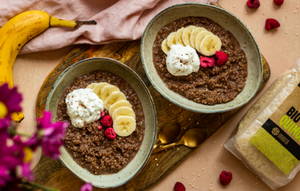 Фитнес рецепт: Протеиновое киноа с насыщенным вкусом шоколада и банана