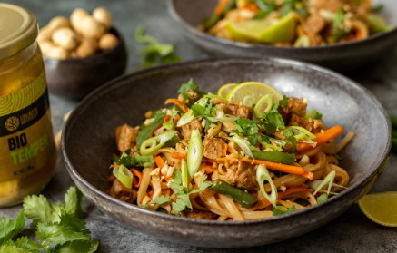 Фитнес Рецепт: Тайская рисовая лапша с темпе и свежими овощами