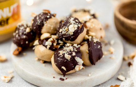 Фитнес рецепт: Шарики из арахисовой пасты в шоколаде без выпечки