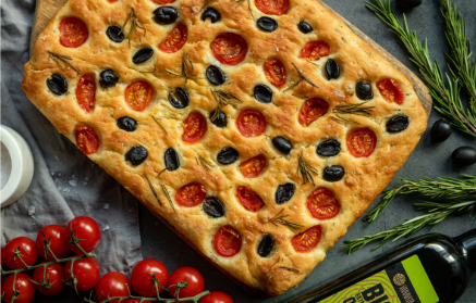 Фитнес Рецепт: Итальянская фокачча с помидорами и оливками