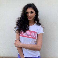 Женская футболка Box Logo White Raspberry - GymBeam